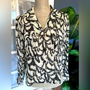 T TAHARI FLORAL BLACK AND WHITE BLOUSE, SIZE M, NWOT